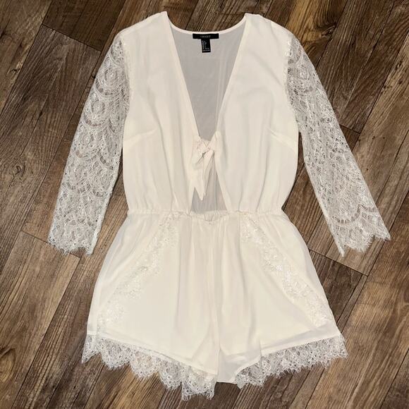 Forever 21 Lace Cutout Tie Front Romper Size Large - Picture 3 of 16